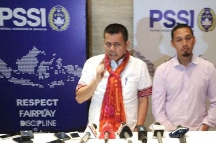 Acting President PSSI Hinca Panjaitan (kiri) dan Sekjen PSSI Azwan Karim seusai menerima delegasi FIFA dan AFC di Kantor PSSI, Senayan, Senin (23/5/2016).