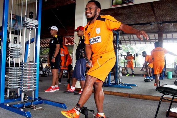 Pemain Persipura Jayapura fitnes di Agro Kusuma Batu, Jawa Timur (27/02/2016). 