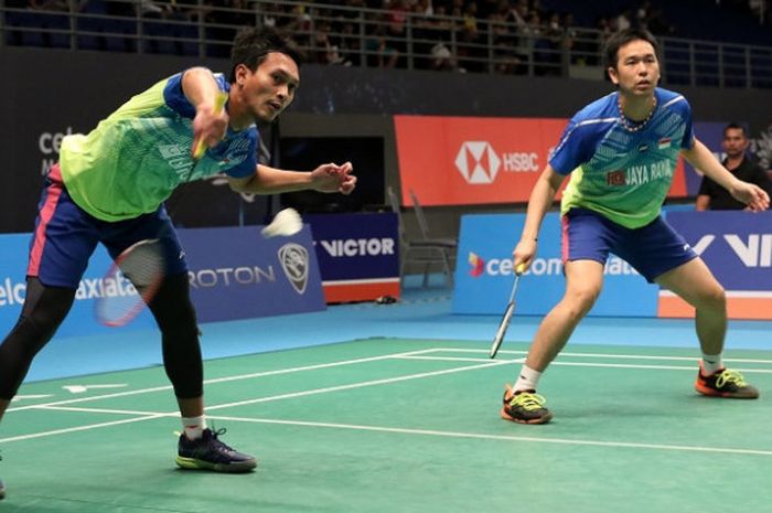 Pasangan ganda putra Indonesia, Mohammad Ahsan/Hendra Setiawan, mengembalikan kok ke arah Lee Chun Hai Reginald/Tang Chun Man (Hong Kong). Ahsan/Hendra melaju ke babak kedua Malaysia Open 2018 setelah menang dengan skor 21-17, 21-17 pada laga yang berlangsung di Axiata Arena, Kuala Lumpur, Malaysia, Rabu (27/6/2018).