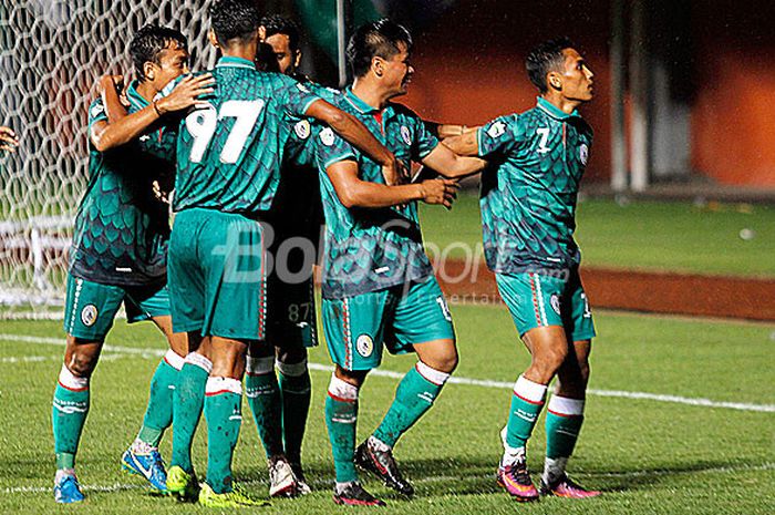   Pemain PSS Sleman merayakan gol yang dicetak Thaufan Hidayat (kanan) saat melawan PDRM FA dalam laga Coppa Sleman di Stadion Maguwoharjo, Sleman, Selasa (17/1/2018) malam.  