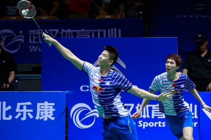 Pasangan ganda putra China, Li Junhui (kanan) dan Liu Yuchen, mengembalikan kok pukulan dari lawan mereka, Lee Yong Dae/Yoo Yeon Seong (Korea Selatan) pada laga babak final Kejuaraan Asia di Wuhan, Hubei, China, 1 Mei 2016.