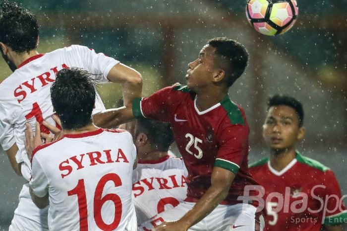 Gelandang tim nasional U-23 Indonesia, Osvaldo Haay, berusaha menyundul bola dalam laga persahabatan melawan Suriah di Stadion Wibawa Mukti, Cikarang, Kamis (16/11/2017). 