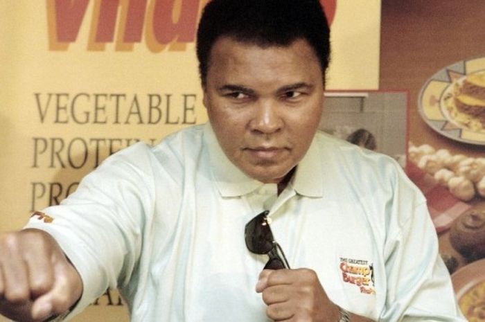  Petinju legendaris, Muhammad Ali, berpose depan media di Jakarta, Indonesia, pada 21 Oktober 1996. 