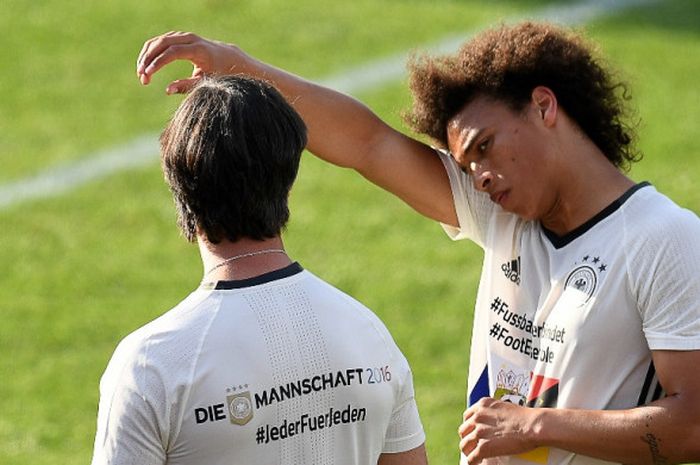 Pelatih Jerman, Joachim Loew (kiri), berbicara dengan Leroy Sane dalam sesi latihan di Evian-les-Bains, Prancis pada 7 Juni 2016.