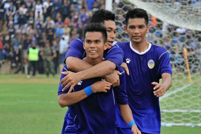 Pemain PSIM merayakan gol penalti yang dicetak oleh Riskal Susanto saat melawan PSCS Cilacap, Sabtu (31/3/2018)
