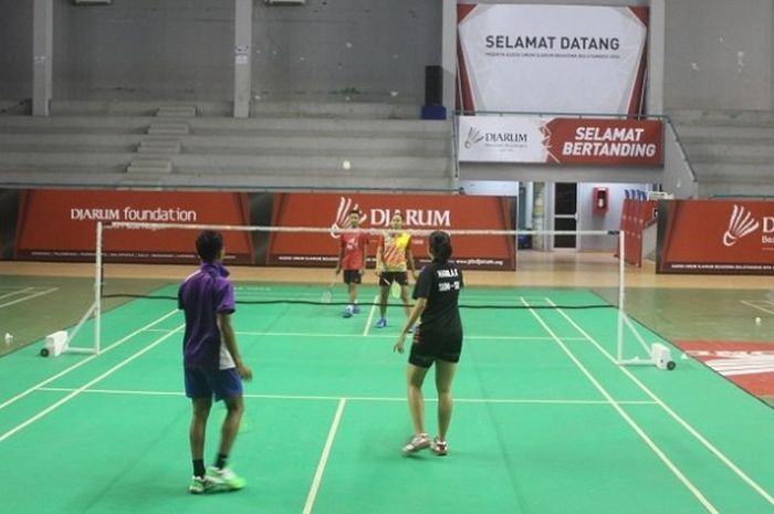 Para atlet bulu tangkis Sumsel sedang berlatih di Gedung olahraga Dempo di Jakabaring Sport City Palembang, Jumat (15/4/2016)