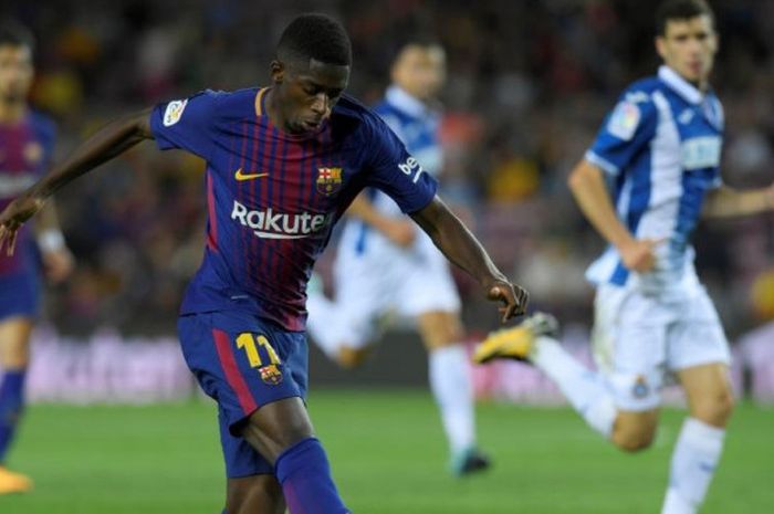 Penyerang Barcelona, Ousmane Dembele, melepaskan tembakan dalam partai Liga Spanyol kontra Espanyol di Camp Nou, 9 September 2017.