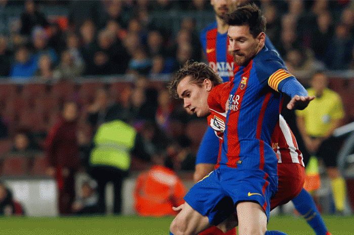 Lionel Messi tengah berebut bola dengan Antoine Griezmann saat laga semifinal Copa del Rey antara Barcelona FC melawan Atletico Madrid di Camp Nou, 07 Februari 2017. 