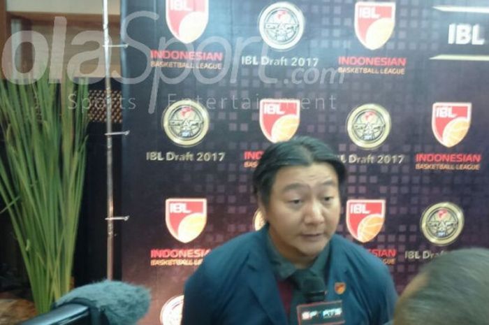 Direktur IBL Hasan Gozali menjawab pertanyaan media jelang IBL Drafy Day 2017 di Hotel Santika Premier, Jakarta, Senin (2/10/2017).