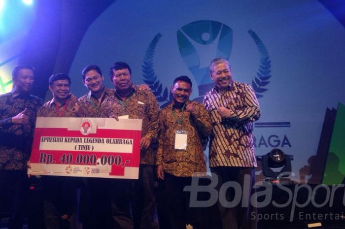 Menpora Imam Nahrawi (kiri) dalam acara pemberian apresiasi pada agenda Anugerah Legenda Olahraga Indonesia di Hotel Bidakara, Jakarta, 13 Desember 2017.