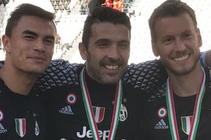 Kiper berdarah Indonesia, Emil Audero (kiri), berpose bersama dua kiper Juventus Gianluigi Buffon (tengah) dan Neto (kanan) saat meraih gelar Liga Italia 2016/2017. 