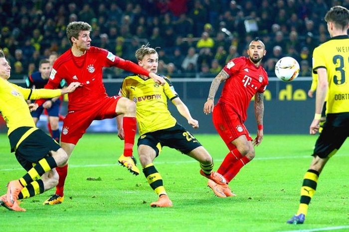 Bayern Muenchen versus Borusia Dortmund dalam pertemuan terakhir mereka di ajang Bundesliga 2015-2016 di Stadion Signal Iduna Park, Dortmund, pada 5 Maret 2016.