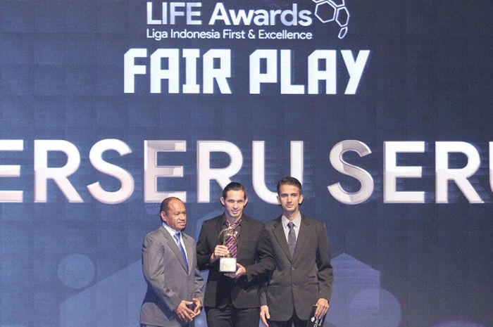 Striker Perseru Serui, Silvio Escobar (tengah), mewakili timnya yang dinobatkan sebagai tim fair play Liga 1 musim 2017 pada malam penghargaan di Hotel Mulia, Senayan, Jakarta, Jumat (22/12/2017).