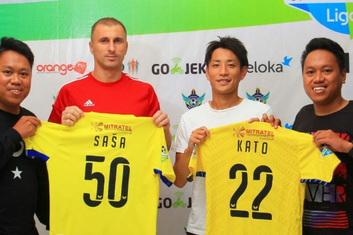 Dua pemain asing Persegres Gresik United, Sasa Zacevic (kiri kedua) dan Yusuke Kato dioerkenalkan manajemen seusai tandatangan kontrak, Sabtu (12/8/2017) malam.