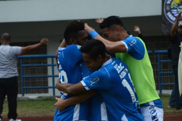 Para pemain Persib Bandung sedang ikut merayakan gol yang dicetak oleh Jonathan Bauman ke gawang Sri