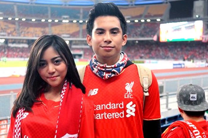 Rachel Venya dan sang suami mengenakan jersey Liverpool