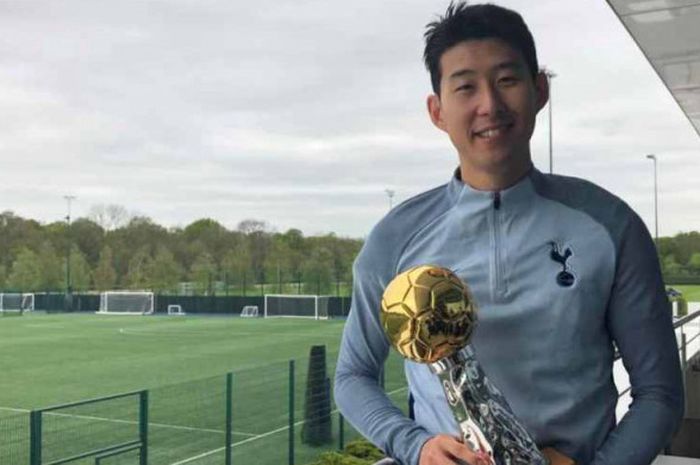 Penyerang sayap Tottenham Hotspur, Son Heung-min, berpose dengan trofi Best Footballer in Asia 2017. 