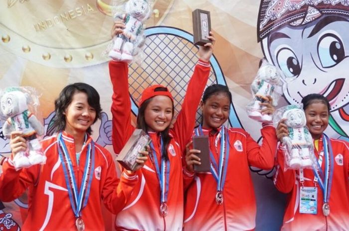 Tim tenis putri Daerah Khusus Ibukota (DKI) Jakarta berfoto dengan medali perak yang mereka raih pada Pekan Olahraga Nasional (PON) XIX Jawa Barat 2016. Pada babak final yang berlangsung di Bandung, Jumat (23/9/2016), Jakarta kalah 0-2.