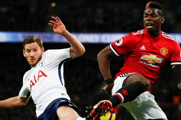  Bek Tottenham Hotspur, Jan Vertonghen (kiri), berduel dengan gelandang Manchester United, Paul Pogba, dalam laga Liga Inggris di Stadion Wembley, London, pada 31 Januari 2018. 