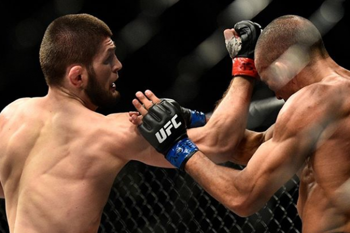   Khabib (kiri) menguppercut Barboza(kanan) pada gelaran UFC 219, 30 Desember 2017 silam.  