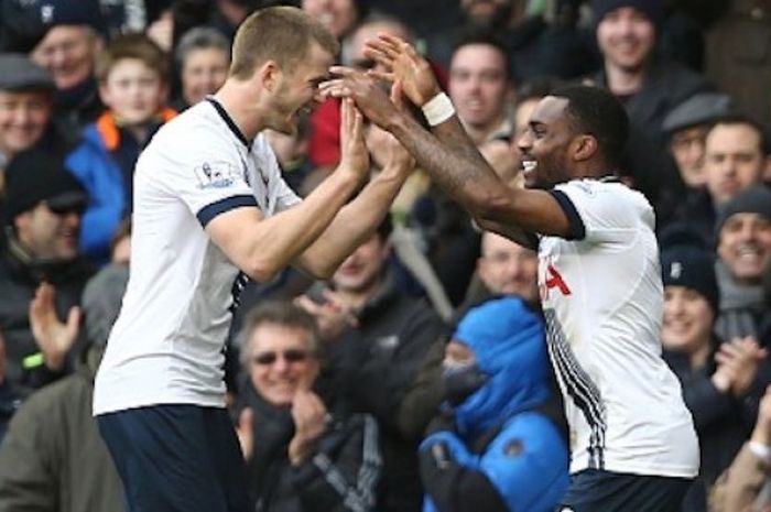 Eric Dier dan Danny Rose merayakan gol kemenangan Tottenham atas Swansea, Minggu (28/2/2016).