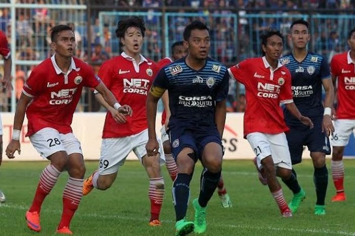 Bek sekaligus kapten Arema Cronus, Hamka Hamzah (depan) salah satu pemain senior anutan yang 'ringan' berbagi ilmu ke pesepak bola muda.