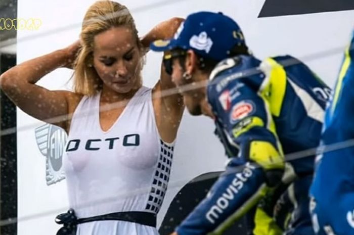 Valentino Rossi usil terhadap gadis podium di MotoGP Inggris 2016, 4 September 2016.