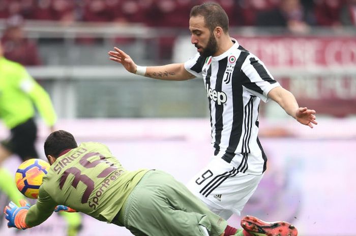 Kiper Torino, Salvatore Sirigu, memperebutkan bola dengan striker Juventus, Gonzalo Higuain, dalam laga derbi Turin pada pekan ke-25 Liga Italia, Minggu (18/2/2018) di Stadion Ollimpiade Turin.