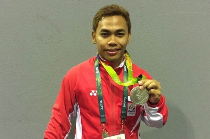 Lifter Indonesia, Eko Yuli Irawan, berpose dengan medali perak yang diperolehnya di kelas 62 kg pada Olimpiade Rio 2016 di Riocentro Pavilion 2, Selasa (9/8/2016).