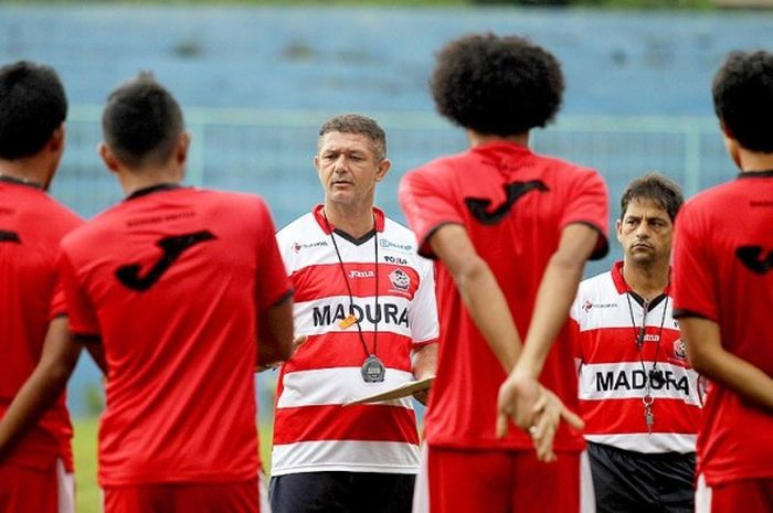Joaquim Filho (kanan) pernah mendampingi pelatih Gomes De Oliviera saat TC latihan di Stadion Brantas Batu, Jawa Timur (09/02/2016) lalu.