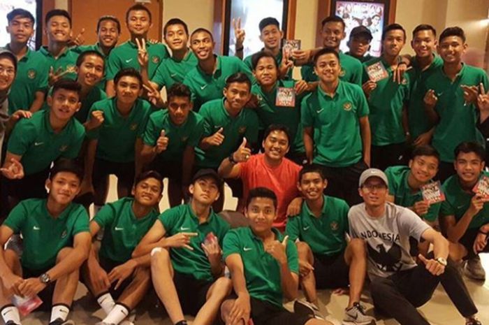pemain timnas u-16 mengisi libur latihan dengan kegiatan nonton bareng di sebuah pusat perbelanjaan di Cijantung (21/8/2017)