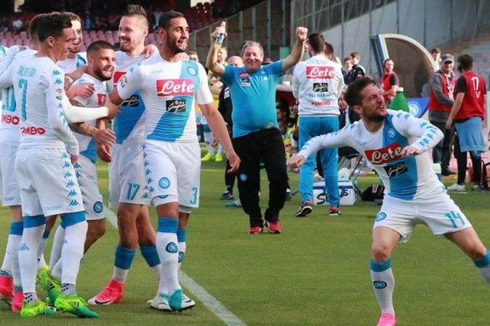 Para pemain Napoli merayakan gol Dries Mertens ke gawang Cagliari pada partai lanjutan Serie A - kasta teratas Liga Italia - di Stadion San Paolo, Sabtu (6/5/2017).