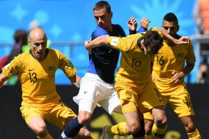 Striker Prancis, Antoine Griezmann (jersey biru), dikepung pemain Australia, Aaron Mooy (kiri), Robbie Kruse (tengah), dan Aziz Behich (kanan), saat berebut bola pada laga perdana Grup C Piala Dunia 2018 di Kazan Arena, Kazan, 16 Juni 2018.
