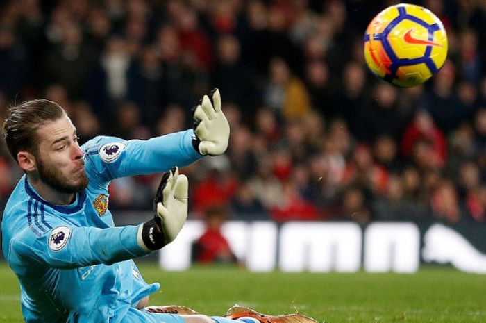 Kiper Manchester United, David De Gea, menepis tembakan pemain Arsenal, Sead Kolasinac, dalam laga Liga Inggris di Stadion Emirates, London, pada 2 Desember 2017.