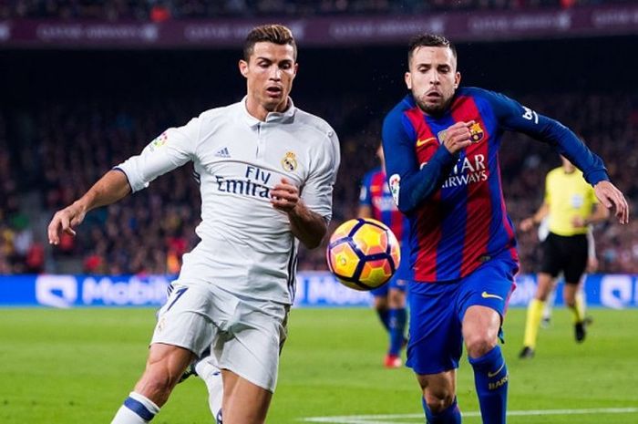 Bek FC Barcelona, Jordi Alba (kanan), berduel dengan Cristiano Ronaldo dari Real Madrid  dalam partai La Liga di Camp Nou pada Sabtu (3/12/2016)