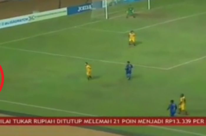 Pelanggaran yang dilakukan oleh pemain Sriwijaya FC, Marckho Sandy kepada Ezechiel N'Douassel, saat Sriwijaya FC berjumpa Persib Bandung pada hari Senin (4/9/2012).