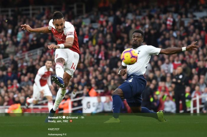 Penyerang Arsenal, Pierre-Emerick Aubameyang, melakukan tembakan, dalam laga pekan ke-14 Liga Inggris kontra Tottenham Hotspur di Stadion Emirates, Minggu (2/12/2018) malam WIB.