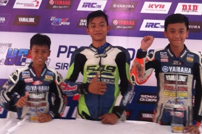 Tiga pebalap cilik yang terdiri dari Aldy Satya Mahendra, Rio Andrian, dan Herjun AF seusai melakoni balapan Yamaha Cup Race 2016 di Sirkuit Bukit Peusar, Tasikmalaya, Minggu (11/12/2016)