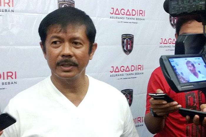 Indra Sjafri saat diwawancarai wartawan usai laga Torabika Soccer Championship (TSC) di Stadion Kapten I Wayan Dipta, Gianyar.