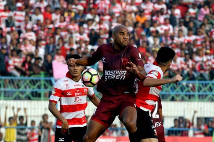 Penyerang PSM Makassar, Reinaldo da Costa duel udara dengan bek Madura United, Fabiano Beltrame pada laga Liga 1 musim 2017 di Gelora Ratu Pamelingan, Pamekasan, 29 Juli 2017. 