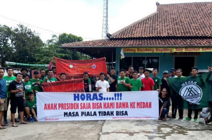 Bentuk dukungan dari SMeCK Hooligan untuk PSMS Medan pada babak semifinal Piala Presiden 2018.