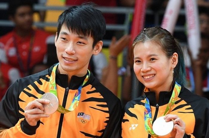 Pemain ganda campuran Malaysia, Chan Peng Soon dan Goh Liu Ying, memamerkan medali perak yang mereka dapatkan pada Olimpiade Rio 2016 di Stadion Riocentro, Rio de Janeiro, 17 Agustus 2016.