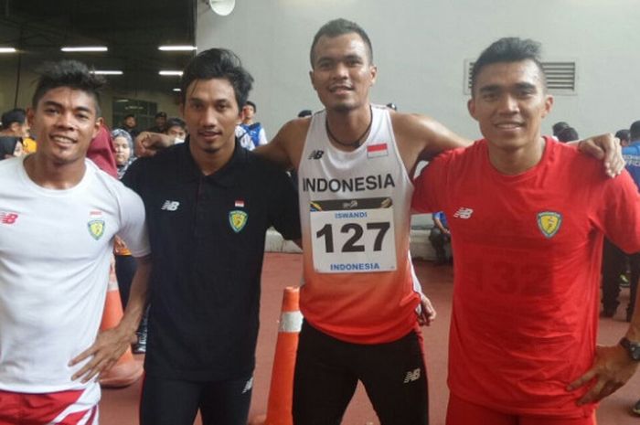 Tim putra Indonesia (dari kiri ke kanan), Fadlin, Eko Rimbawan, Iswandi, dan Yaspi Boby, berpose setelah finis kedua pada nomor lari estafet 4x100 meter SEA Games Kuala Lumpur 2017 di Stadion Bukit Jalil, Malaysia, Jumat (25/8/2017).