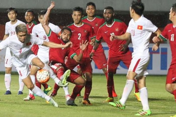 Kemelut di pertahanan Indonesia saat menjamu Vietnam  di Stadion Maguwoharjo, Sleman, Minggu (9/10/2016).