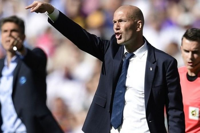Reaksi pelatih Real Madrid, Zinedine Zidane, dalam partai kontra Deportivo Alaves pada ajang La Liga di Stadion Santiago Bernabeu, Madrid, 2 April 2017.