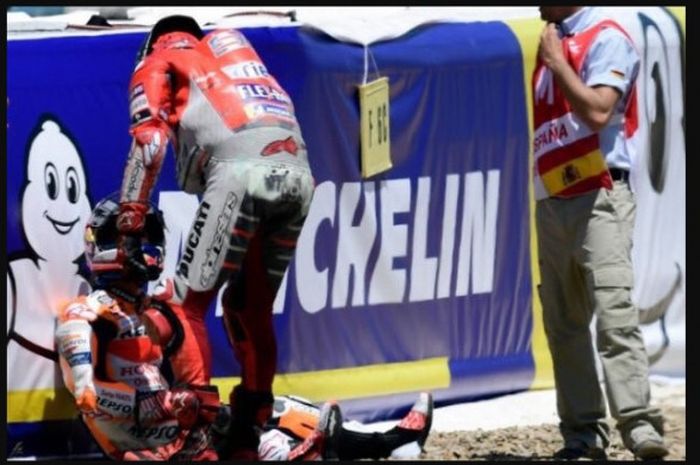 Momen ketika Dani Pedrosa duduk dan kesakitan setelah terlibat insiden tabrakan beruntun dengan Jorge Lorenzo dan Andrea Dovizioso, Minggu (6/5/2018).