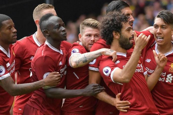 Penyerang sayap Liverpool, Mohamed Salah (kedua dari kanan, depan), dikelilingi rekan setim seusai menjebol gawang Watford dalam laga Liga Inggris di Vicarage Road, 12 Agustus 2017.