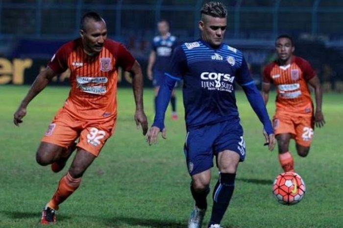 Bek PBFC, Leo Tupamahu (32) menempel ketat striker Arema, Cristian Gonzales di Stadion Kanjuruhan, Kab Malang pada 20 Agustus 2016. 