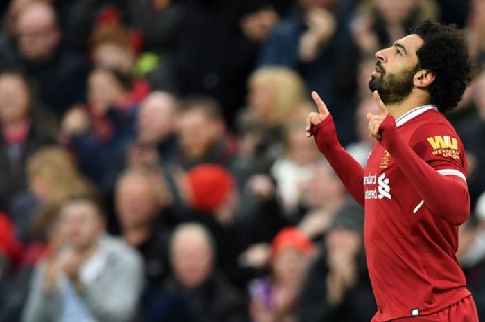  Pemain Liverpool FC, Mohamed Salah, merayakan gol yang dia cetak ke gawang Tottenham Hotspur dalam laga Liga Inggtis di Stadion Anfield, Liverpool, pada 4 Februari 2018. 