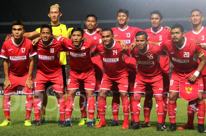 Para pemain Indonesia Selection berfoto bersama sebelum kick off laga kontra Islandia di Stadion Mag